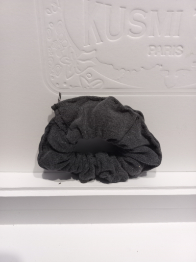 Šedá guma do vlasů