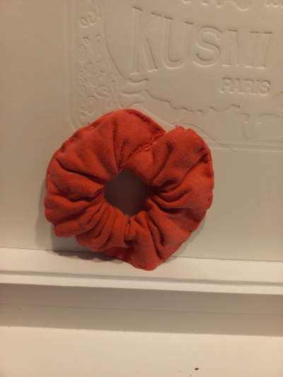 Červená gumička do vlasů