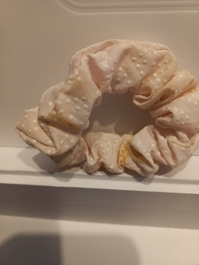 Růžová gumička do vlasů