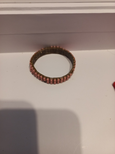 Kovový růžový náramek s korálky