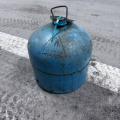 Malá plná propan butanová lahev