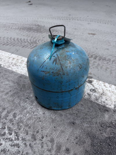 Malá plná propan butanová lahev