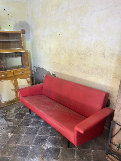 Červený gauč