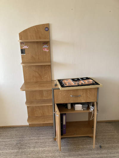 Různé skříňky a skládací stůl