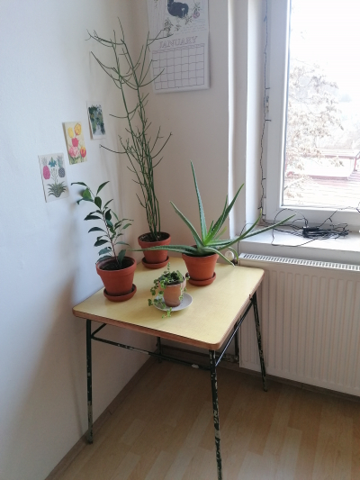 Vintage stoleček se žlutou umakartovou deskou