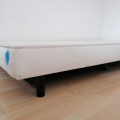 Pohodlná nízká jednolůžková postel s matraci