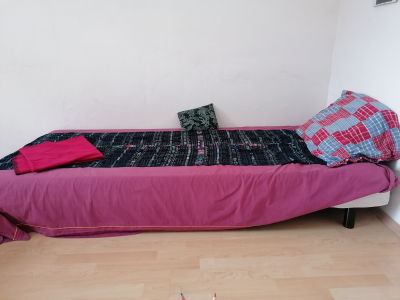 Pohodlná nízká jednolůžková postel s matraci