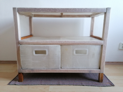 Malý policový regál s dřevěnou konstrukci a šuplíky