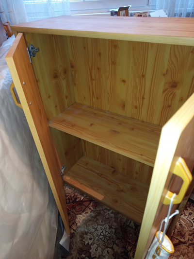 Komoda s poličkou