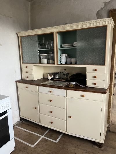 Kredenc a skříňka béžová - bílá