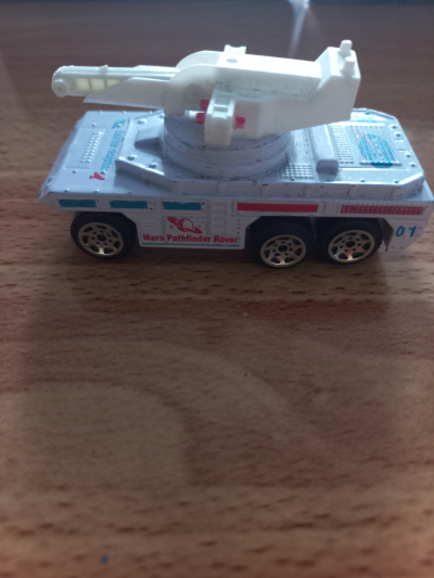 Bílé kovové autíčko