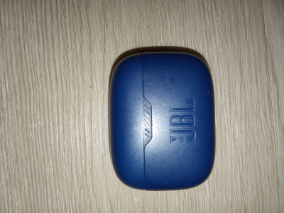 JBL sluchátka s pokaženou baterií