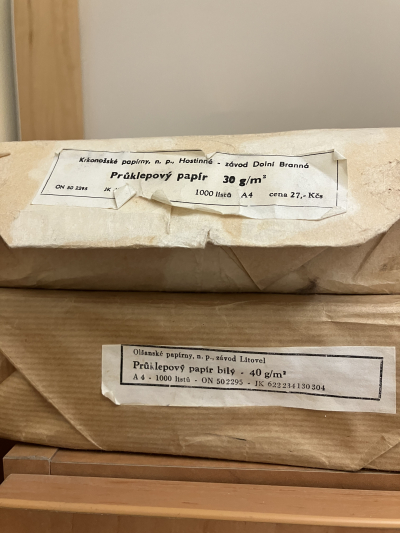2 balíky průklepového papíru
