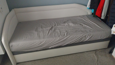 Postel s úložným prostorem