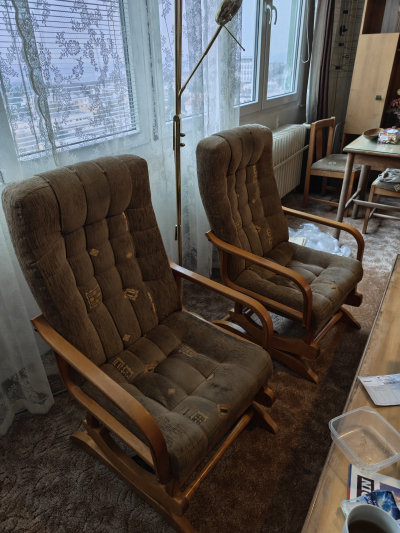 Dvě houpací textilní křesla