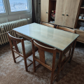 Dřevěný stůl se skleněnou deskou a 4 židlemi