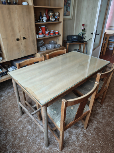 Dřevěný stůl se skleněnou deskou a 4 židlemi