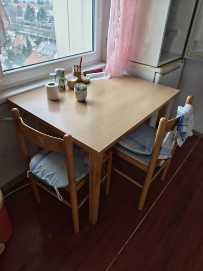 Jídelní stůl a 2 židle