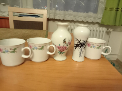 3 šálky a 2 vazičky