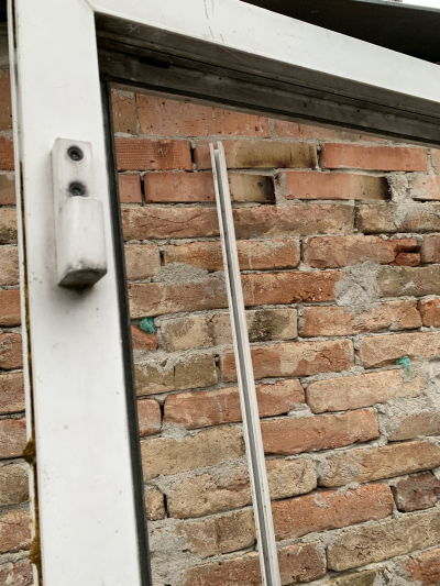 Vchodové dveře s rámem. 222x 107 cm. Bez klíče a mají otvor