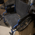 Invalidní vozík a berle