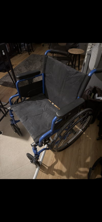 Invalidní vozík a berle