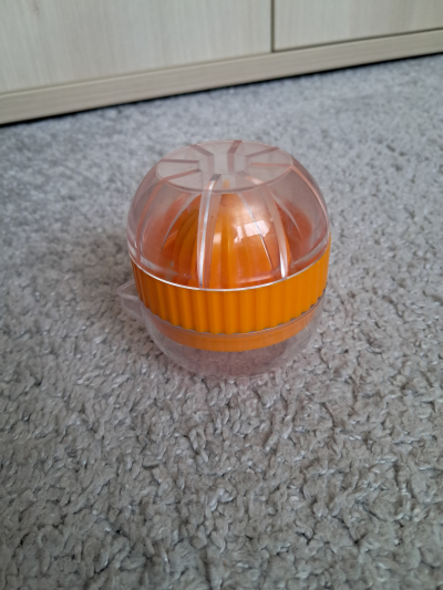 Ruční plastový lis na citrusy