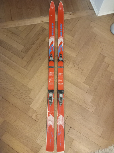 Staré sjezdové lyže 160cm