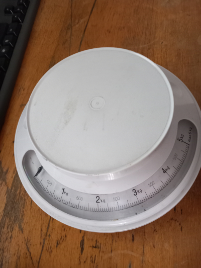 Funkční mechanická plastová váha