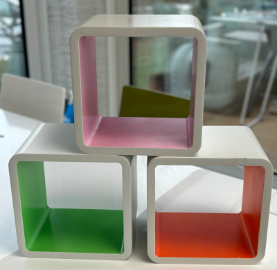 Tři barevné poličky