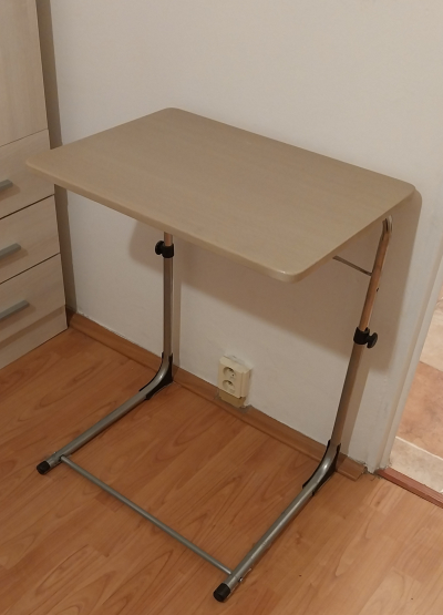 Stolek pod počítač