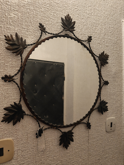 Zrcadlo s kovovým rámem