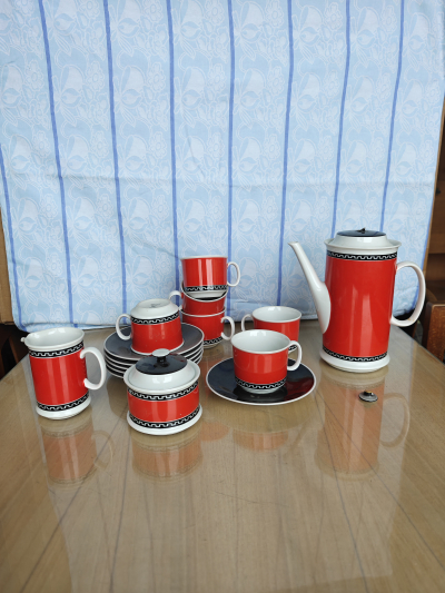 Červená čajová sada, pozor konvice bez poutka