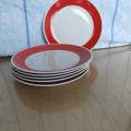 Sada talířů s červeným pruhem