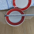Sada talířů s červeným pruhem