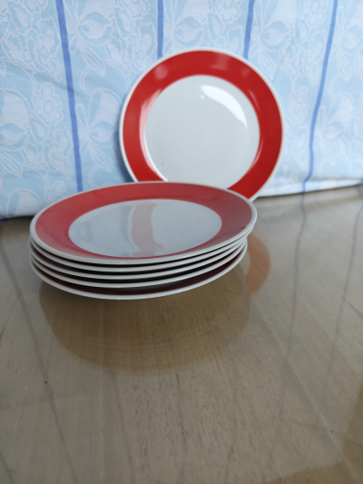 Sada talířů s červeným pruhem