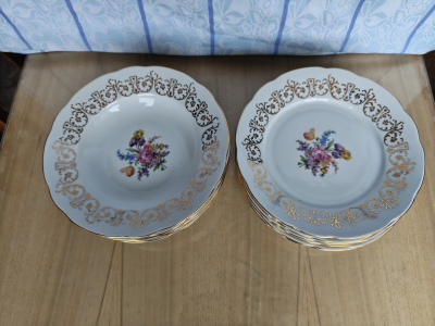 Sada talířů zlatý okraj s květinou