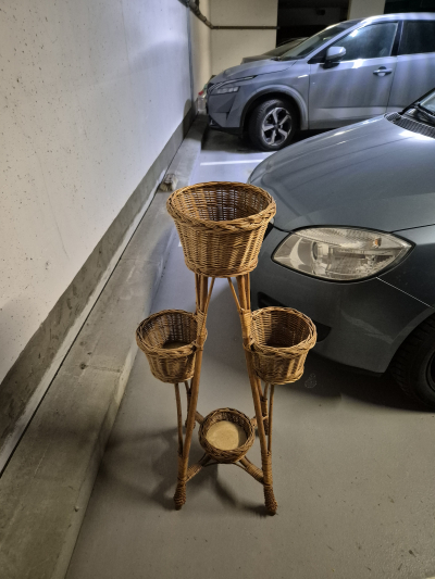 Proutěný držák květináčů