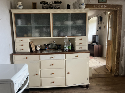 Béžová kredenc a skříňka