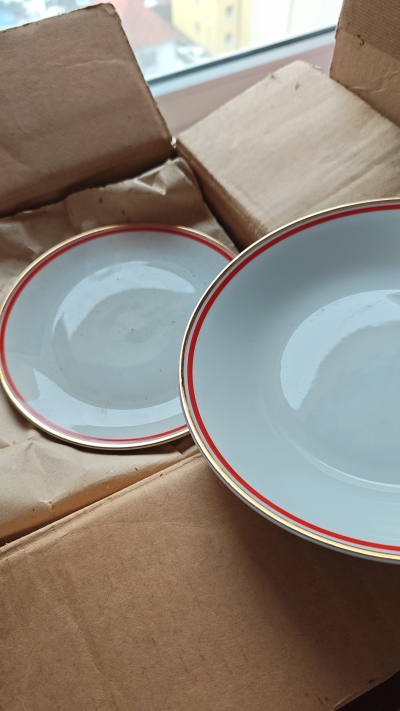 Sada talířů se zlato červeným proužkem