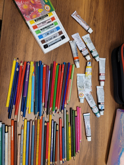 Kreslící potřeby pastelky, tempery