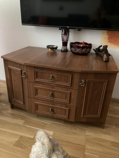 Dvě skříně a stolek pod televizi