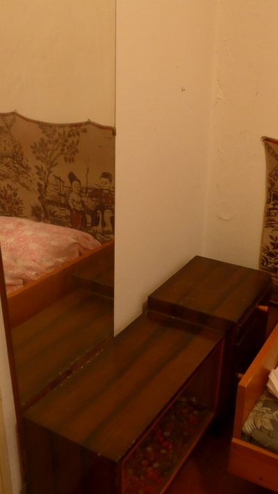 skříňka se zrcadlem