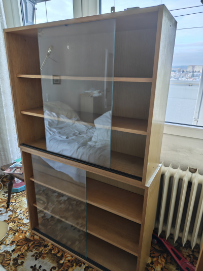 Sektorový nábytek, prosklené knihovny