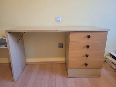 Daruji psací stůl z řady Univerzál