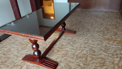 stul se sklenenou deskou