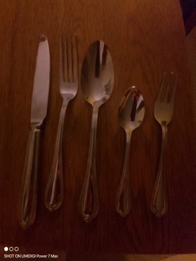 Celonerezové příbory pěti nebo čtyř dilné