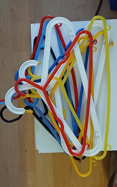 Ramínka šatní umělohmotná