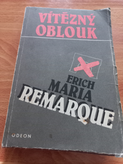 Kniha Vítězný oblouk