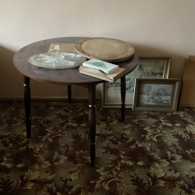 Kulatý jídelní stůl